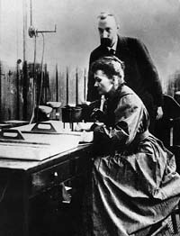 Мария и Пьер Кюри в лаборатории