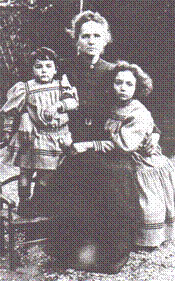 Мария Склодовская-Кюри с дочерьми Ирен (справа) и Евой